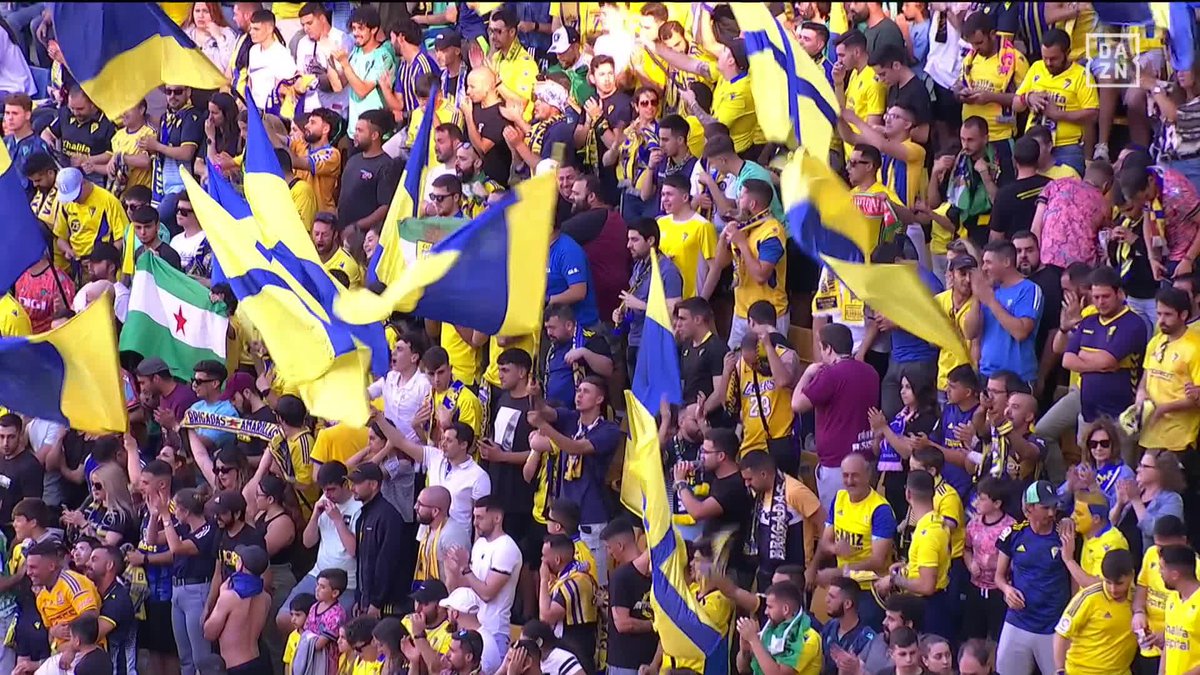 Porque no es solo fútbol. Porque es una ciudad y una afición volcada por su Cádiz Club de Fútbol. Porque es un estadio entero dejándose la garganta por los suyos 💛 Escuchen y disfruten el 'Me han dicho que el amarillo' del Nuevo Mirandilla para recibir a los jugadores 🔊 #LaLigaEnDAZN ⚽