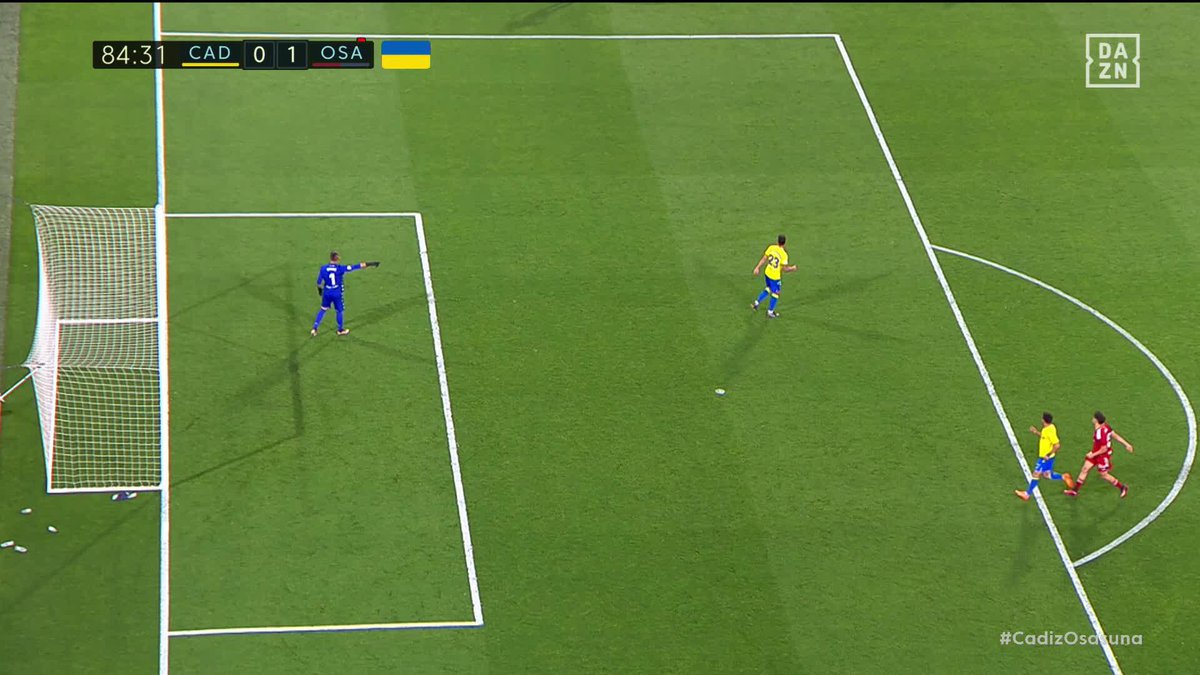 Llevaba apenas unos minutos en el campo... ¡Y se fue expulsado! 🔴 Así fue la acción de Abde con Iza que le costó la roja al jugador de Osasuna 👀 #LaLigaEnDAZN ⚽