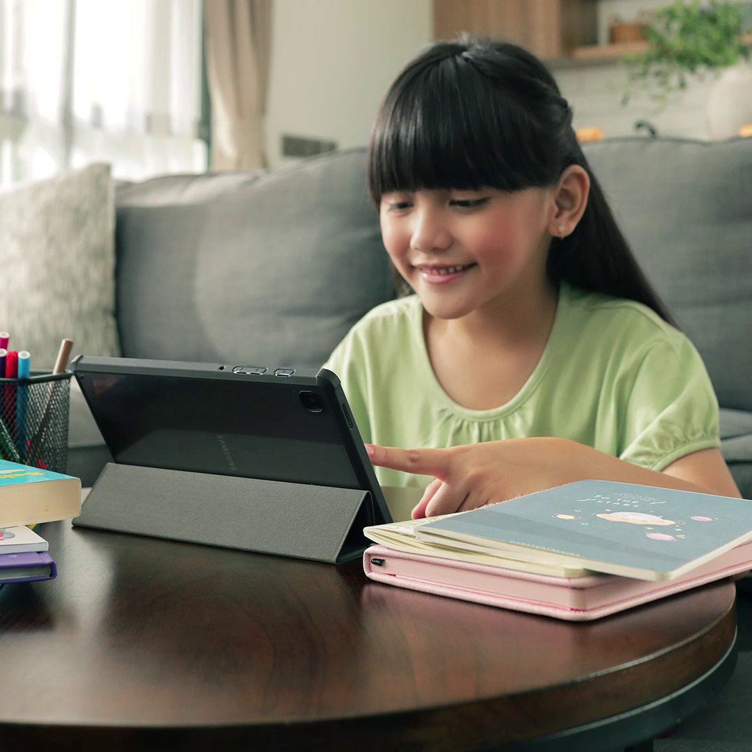 Habis libur lebaran, lengkapi aktivitas sekolah si Kecil dengan #GalaxyTabA7Lite biar #MakinManTAB Ceritain di reply dong moms, keseruan si Kecil pakai tab andalan keluarga ini! 🌟