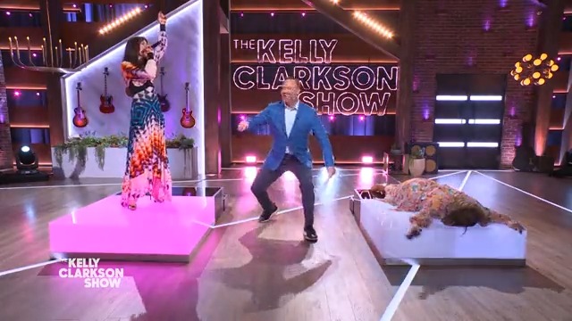when anne hathaway sang it on the kelly clarkson show, she gagged kelly so bad 😭