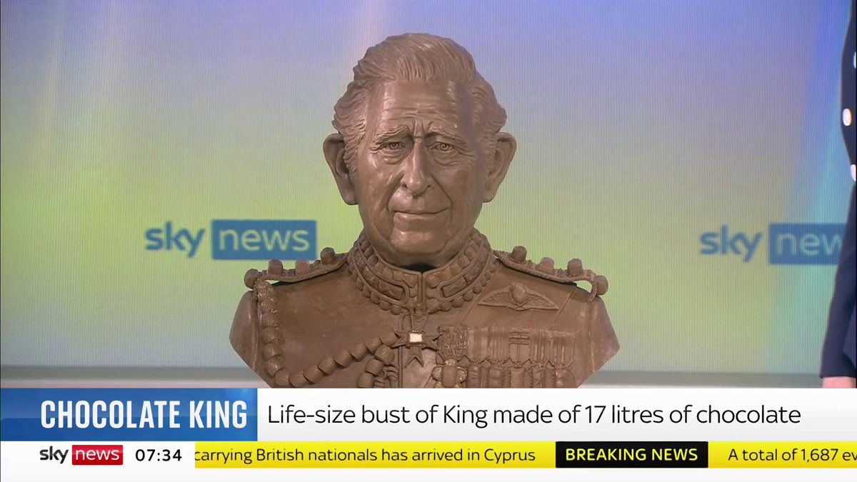 King Charles as you’ve never seen him before… 👑🍫 17-litres of chocolate, weighing 23kg, chocolatician has created the perfect coronation treat for the monarch. #KayBurley LT