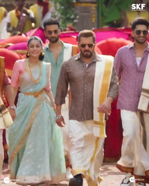 Bhaijaan ka swag has taken over everyone! Watch #KisiKaBhaiKisiKiJaan in theatres now. Book Your Tickets Now 👇🏻 🔗 - Salman Khan Pooja Hegde Venkatesh Daggubati Farhad Samji Jaggu Bhai Bhumika Chawla — Just B Vijender Singh #AbhimanyuSingh Raghav Juyal
