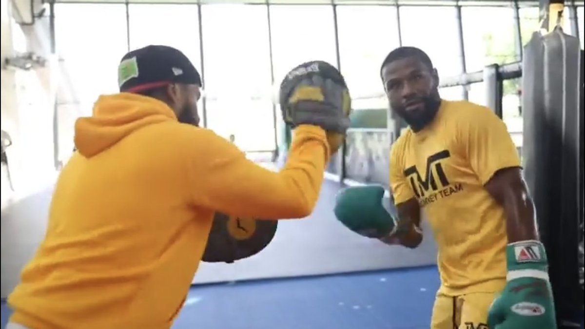 Floyd Mayweather effortlessly showing that he's still a master of his craft in his mid-40s… [📽️ Jamie Lynn]