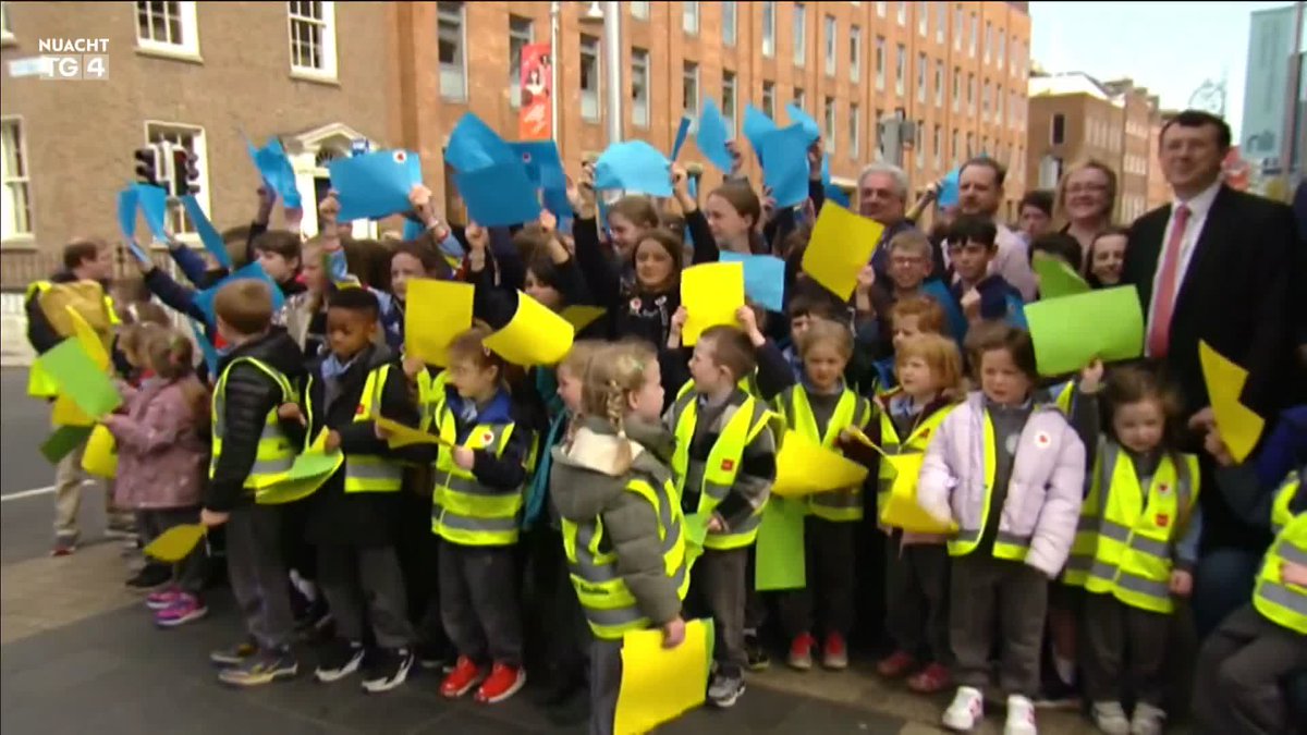 FÍSEÁN Léirsitheoirí ag éileamh ar an Aire Oideachais Gaelcholáiste nua a bhunú le freastal ar chúig Ghaelscoil i ndeisceart Bhaile Átha Cliath