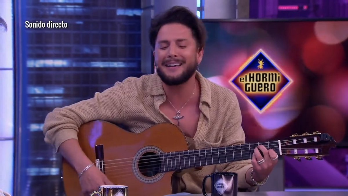 En homenaje a la feria de Sevilla, Manuel Carrasco nos canta una sevillana con mucho arte #CarrascoEH