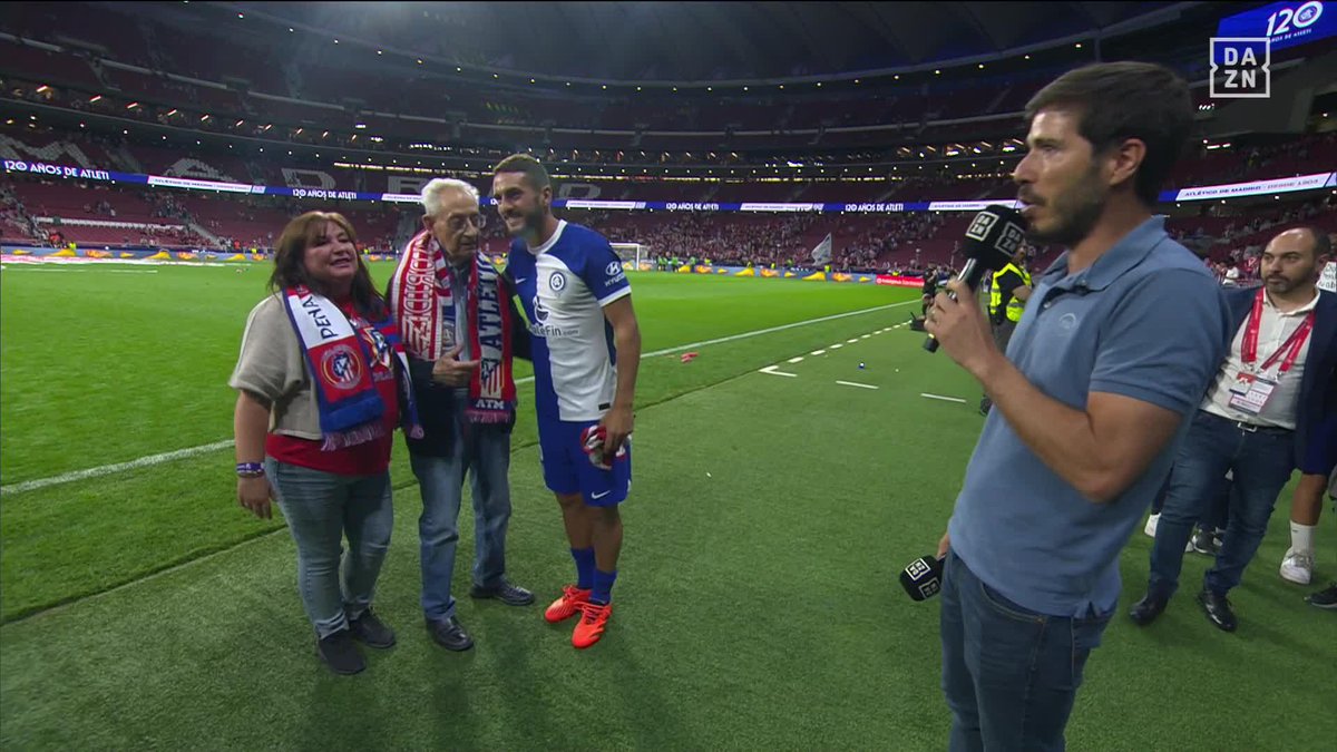 Por detalles así el Atlético de Madrid es el Atleti Koke Resurrección ejerciendo de capitán y dando su cariño a un aficionado que lleva más de 80 años como rojiblanco ❤️ El socio número 1 del club. ¡Vaya momentazo con Pablo Pinto! #LaLigaEnDAZN ⚽