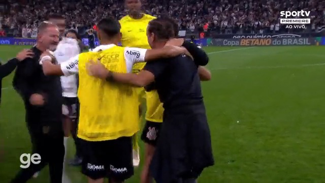 Na comemoração da classificação na Copa do Brasil, jogadores do Corinthians correram para abraçar o técnico Cuca #CopaDoBrasil #ge