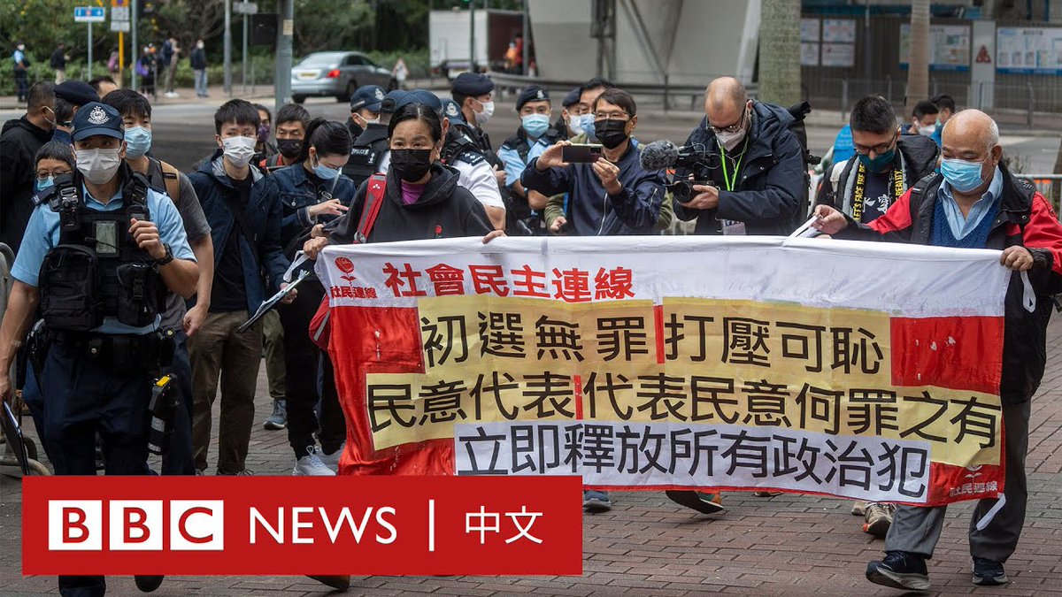 香港国安法的实施几乎让政治反对派噤声。当局已指控了47名香港民主派人士犯有颠覆国家的罪名，他们中有人可能面临终身监禁。 2019年，这个前英国殖民地经历了数月不间断的街头示威活动，成千上万的人走上街头，抗议北京加强对香港的控制。 BBC《新闻之夜》记录了香港仅存的街头抗议示威者。