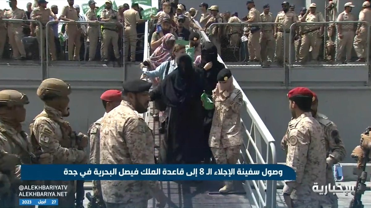 المملكة تواصل إجلاء رعايا الدول من السودان.. أعداد كبيرة من منسوبي وزارة الدفاع يساعدون الرعايا فور وصولهم جدة. #المملكة_تجلي_العالقين_بالسودان -