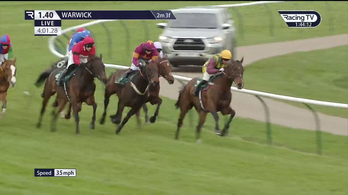 "It's a well-judged, front-running ride from Bryony Frost." 👏 Scene One strikes at Warwick Racecourse for Lucy Wadham! 🏇
