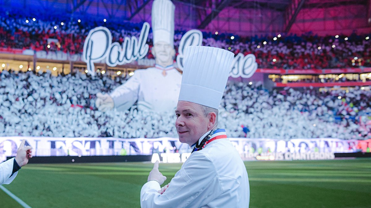 🎞 Régalez-vous avec ce vibrant hommage fait par nos supporters et la délégation Paul Bocuse - Le Restaurant Gastronomique à 𝗠𝗼𝗻𝘀𝗶𝗲𝘂𝗿 𝗣𝗮𝘂𝗹, légende de la cuisine lyonnaise et mondiale, à l'occasion du match #OLOM 👨‍🍳🙌🔴🔵