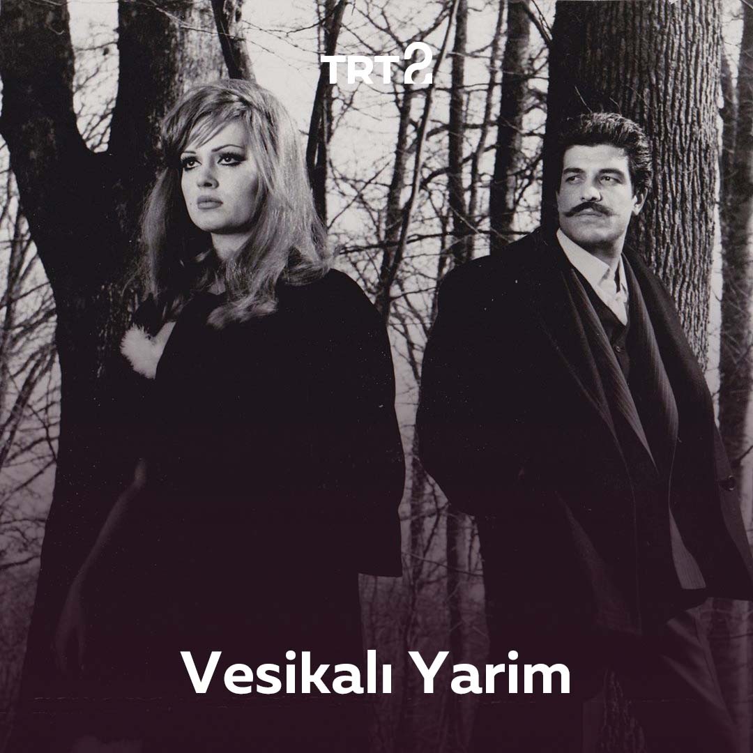 "Sevgi de yetmiyormuş. Çok eskiden rastlaşacaktık." 💔 Yeşilçam'ın yıldızlarından İzzet Günay, "Vesikalı Yarim" filminin çekim sürecini anlatıyor. 📽️