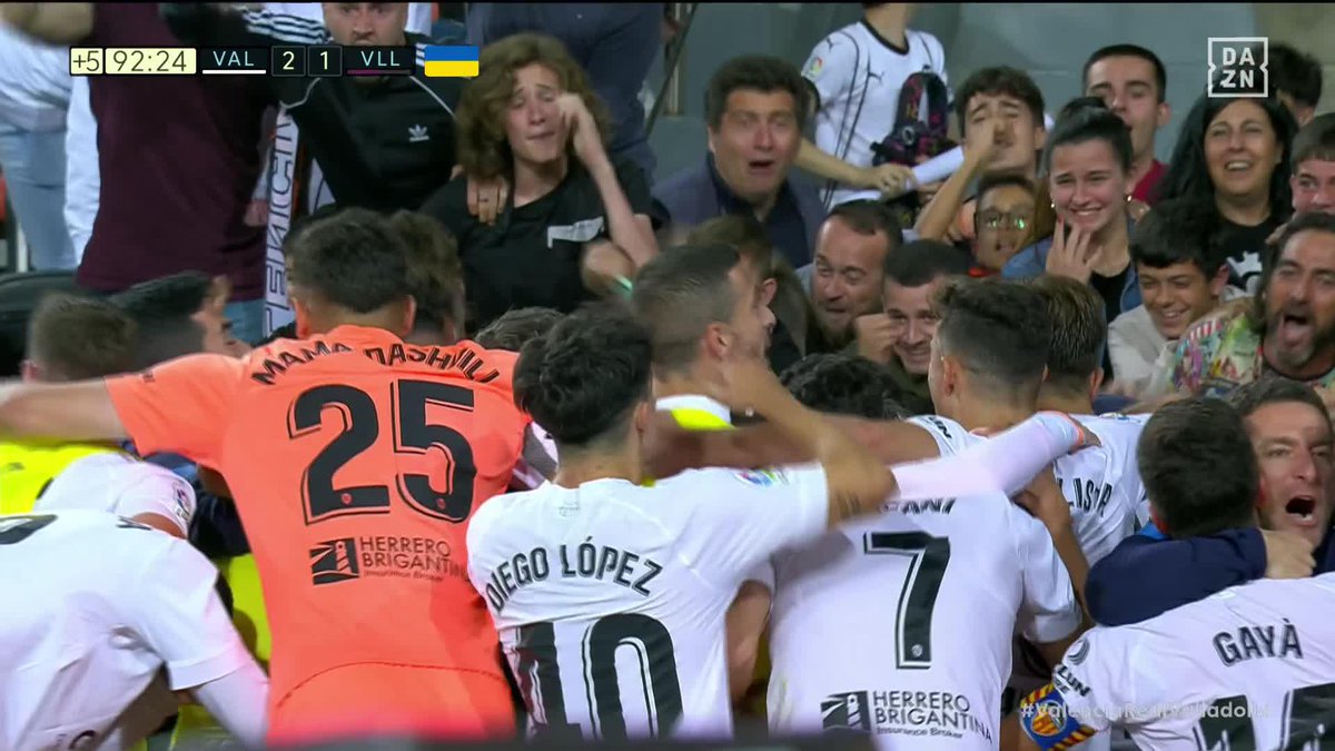 ¡QUÉ LOCURA ES MESTALLA! ¡QUÉ BARBARIDAD DE JAVI GUERRA! 🔊🔊 Solo escuchen porque no es un gol cualquiera. Es el gol de un canterano que le da una victoria VITAL al Valencia CF y lo saca del descenso 🔥 #LaLigaEnDAZN ⚽