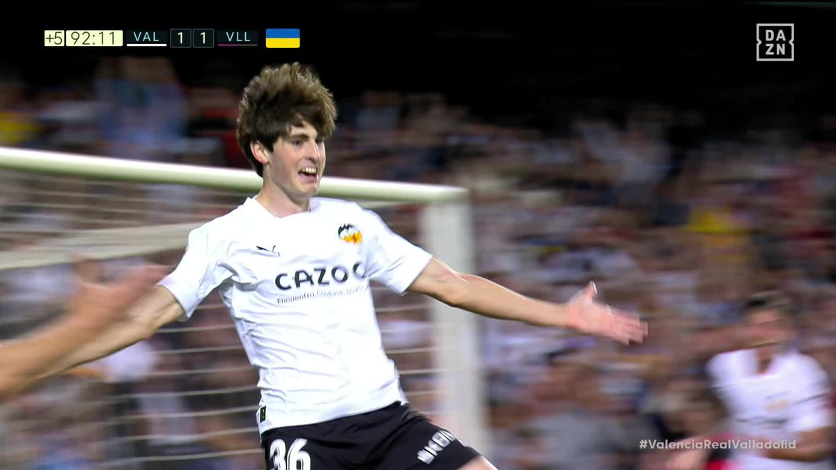 Apunten su nombre y sus apellidos: JAVIER GUERRA MORENO ✨ No podía ser otro que él. No podía ser otro que el chaval. Ese chaval que ama al Valencia CF y que da un respiro enorme a todo el valencianismo 👏 Solo vean, escuchen y disfruten 🔥 #LaLigaEnDAZN ⚽