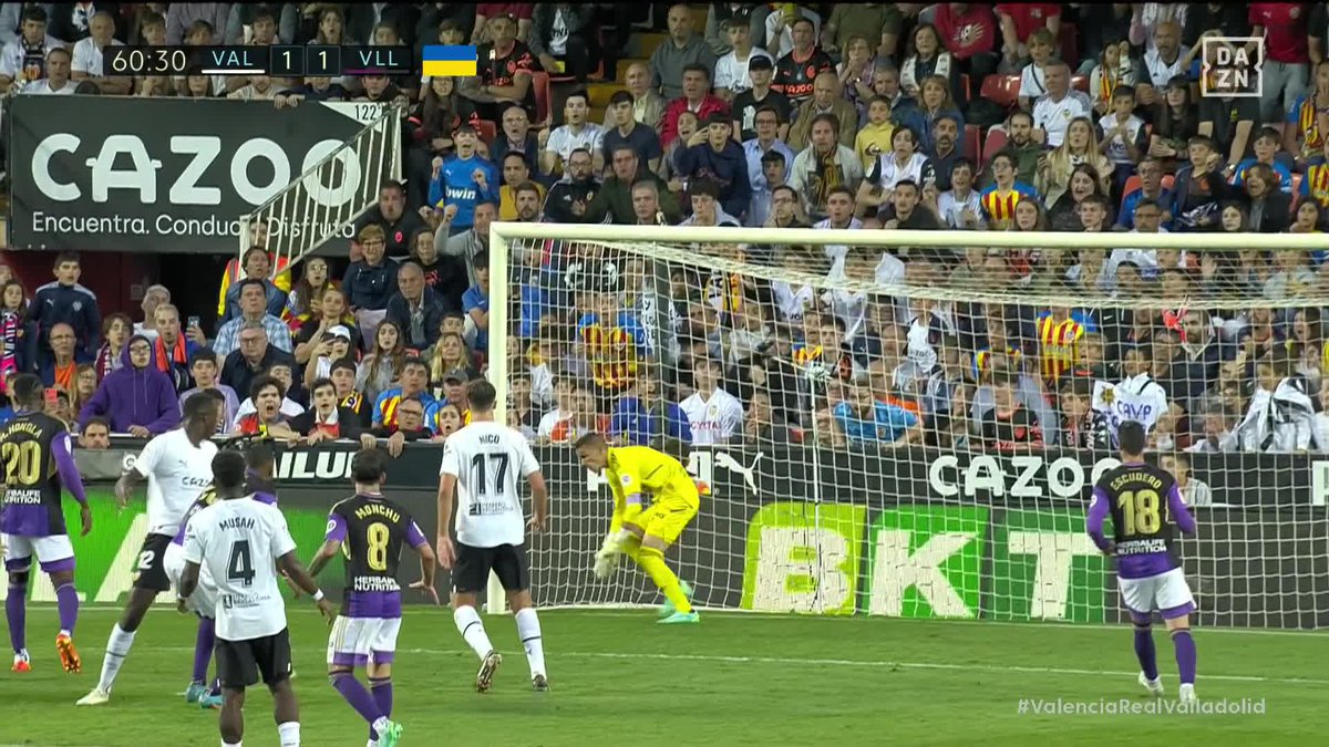 El inicio de la remontada lo puso Diakhaby 🔥 El central del Valencia CF tuvo un error en el gol de Valladolid y qué forma mejor de redimirse que haciendo el tanto del empate ✨ #LaLigaEnDAZN ⚽