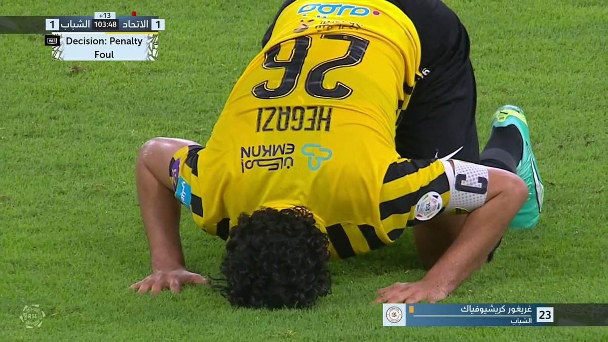 بعد العودة لتقنية الـVAR.. حكم المباراة يحتسب ركلة جزاء للاتحاد في الدقائق الأخيرة. #الاتحاد_الشباب | #SSC