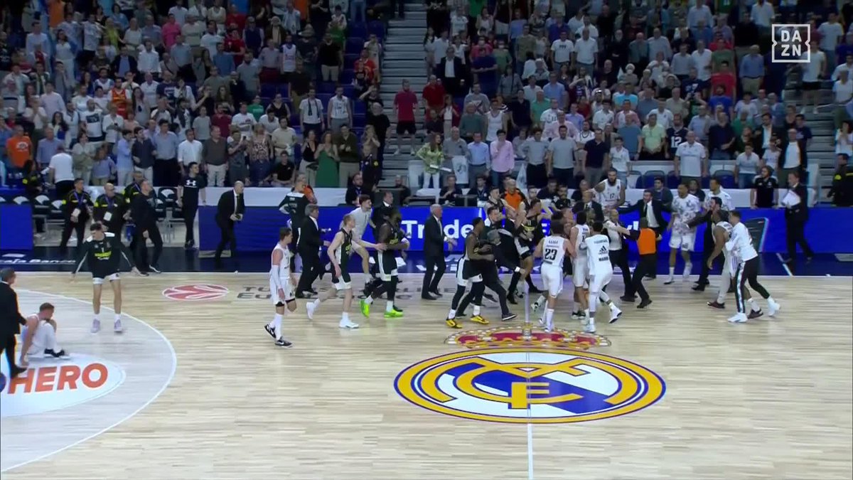 LA TREMENDA PELEA en el Real Madrid - Partizan 😱 ¡Qué imágenes en el WiZink Center! #EuroligaDAZN 🏀