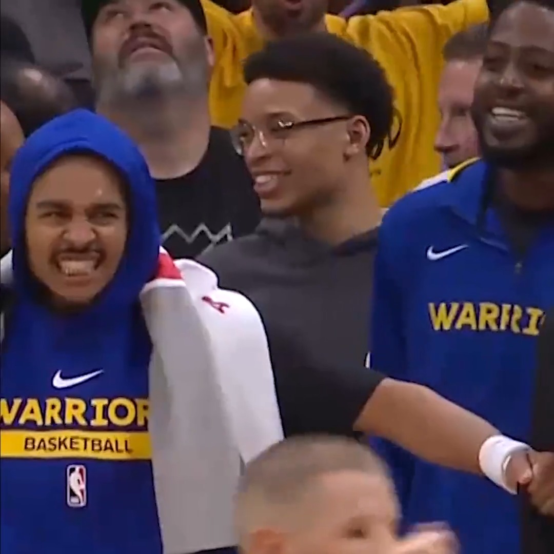 Everyone hop aboard the Curry-Go-Round! 🎠
