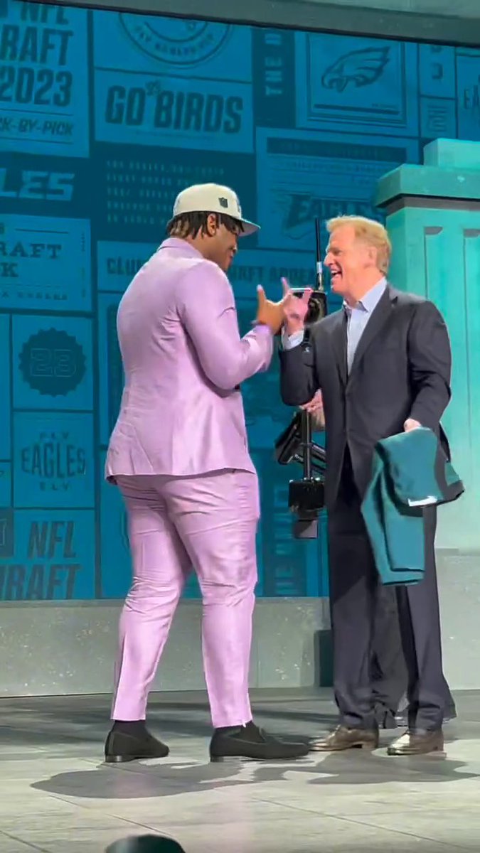 This Jalen Carter-Roger Goodell handshake 😅