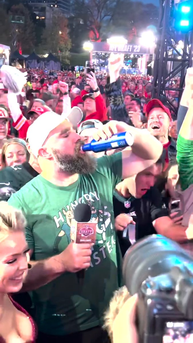 .Jason Kelce, the man of the people 🍻