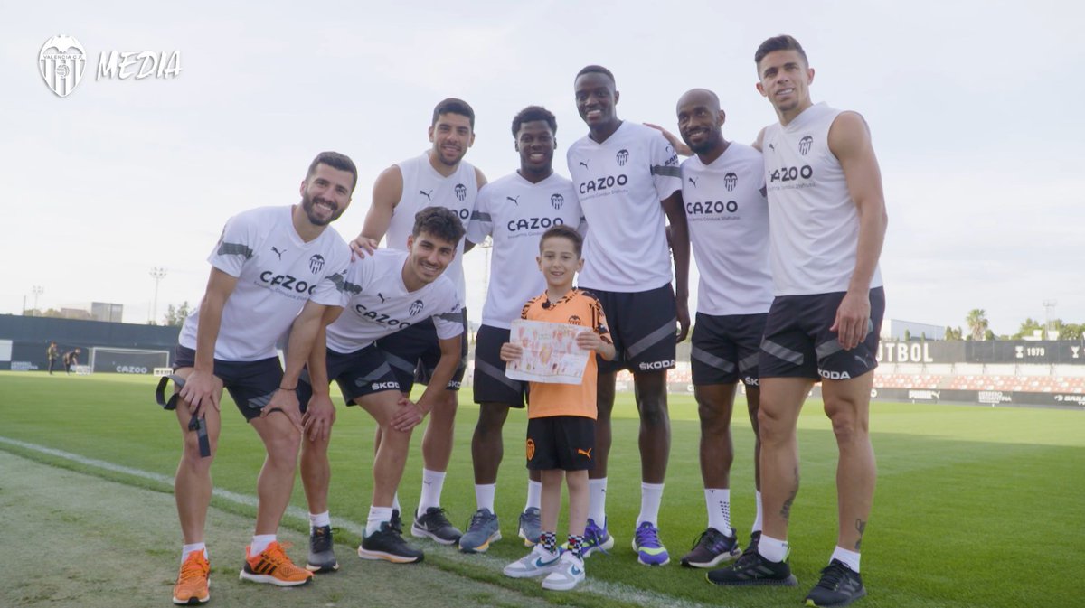¡Lo buscamos y encontramos!🧑🏽‍🎨 Nuestro nuevo talismán es Daniel y sus obras de arte valencianistas ya son sagradas 🖊️ 𝙋𝘿: 𝙀𝙨 𝙞𝙢𝙥𝙤𝙨𝙞𝙗𝙡𝙚 𝙣𝙤 😍 #ADNVCF 🦇 #CORVCF