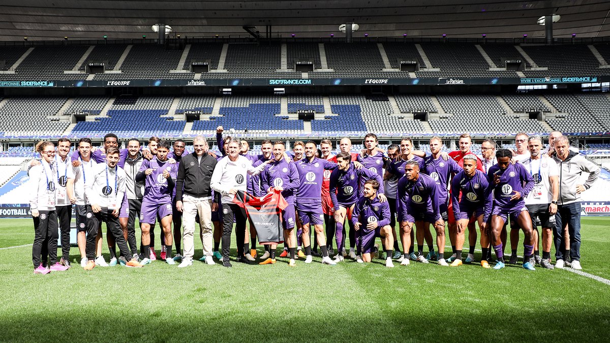 🎶 "Tou-lou-sains, Tou-lou-sains" Stade Toulousain Nous sommes vos premiers supporters depuis le Stade de France pour votre demi-finale ! #ToulouseIsRedAndPurple🔴🟣