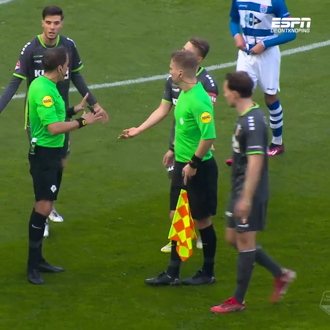 De wedstrijd tussen PEC Zwolle en FC Dordrecht is tijdelijk stilgelegd, inmiddels is de wedstrijd weer hervat ❌ #pecdor
