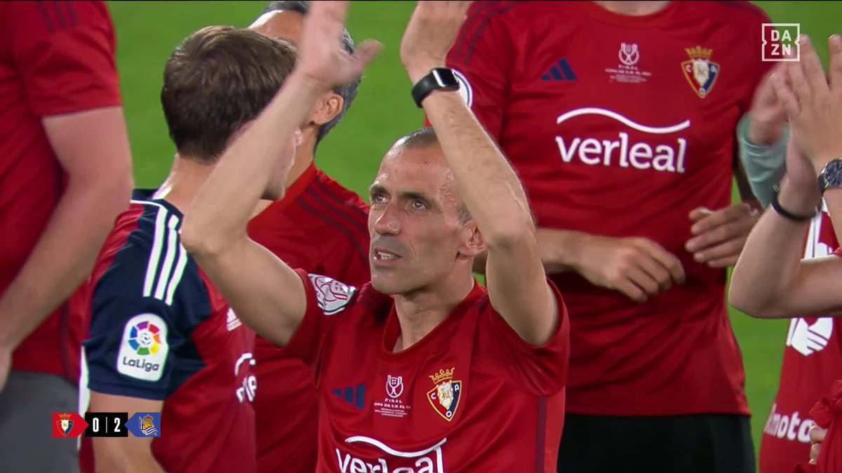 Una imagen que va a emocionar a todo el aficionado de C. A. OSASUNA ❤ La plantilla actual y los héroes de aquella final de 2005 UNIDOS y cantando con la afición... ¡VAYA MOMENTAZO! 🥹🔊 #LaLigaEnDAZN ⚽