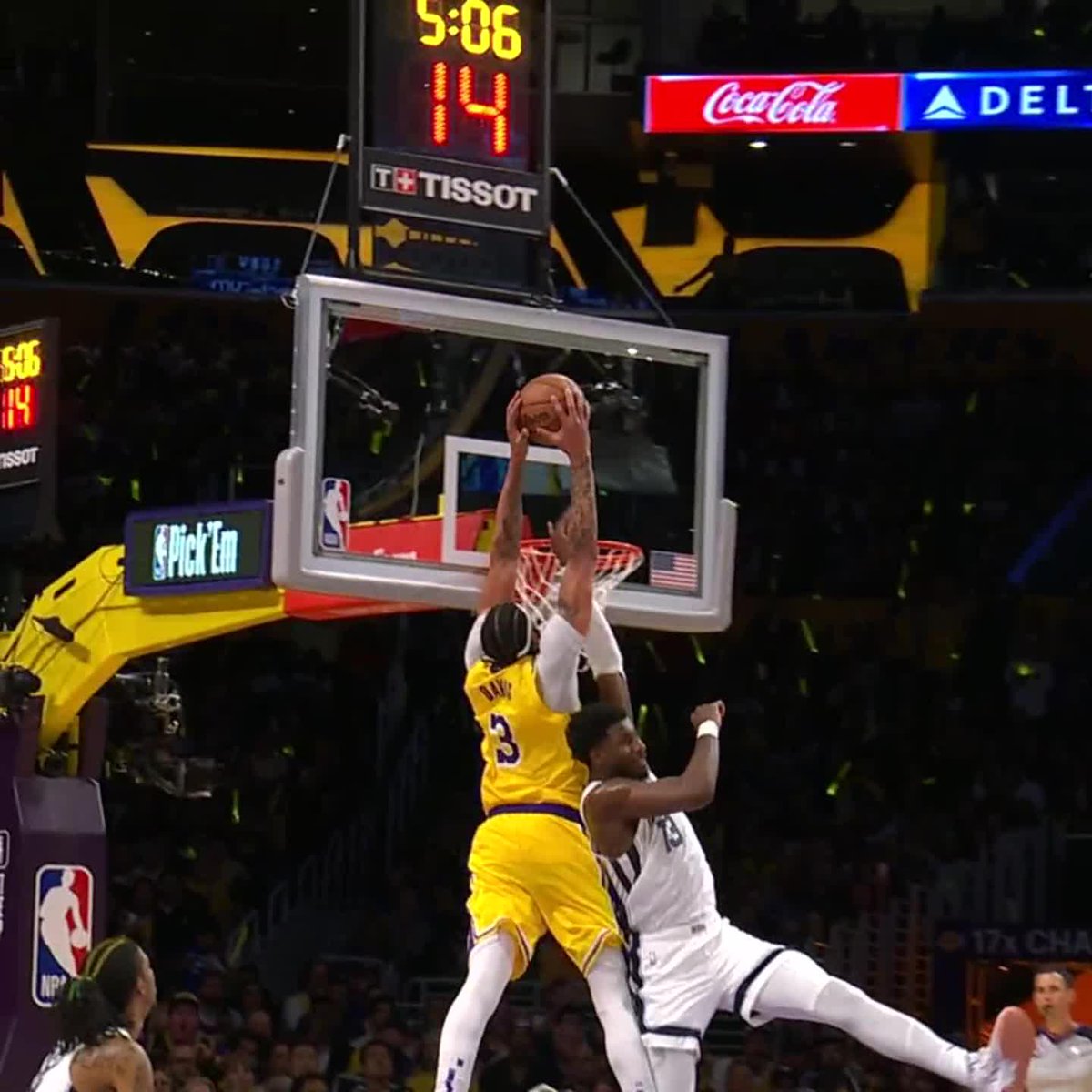 ANTHONY DAVIS THROWS IT DOWN ON JAREN JACKSON JR. 😱