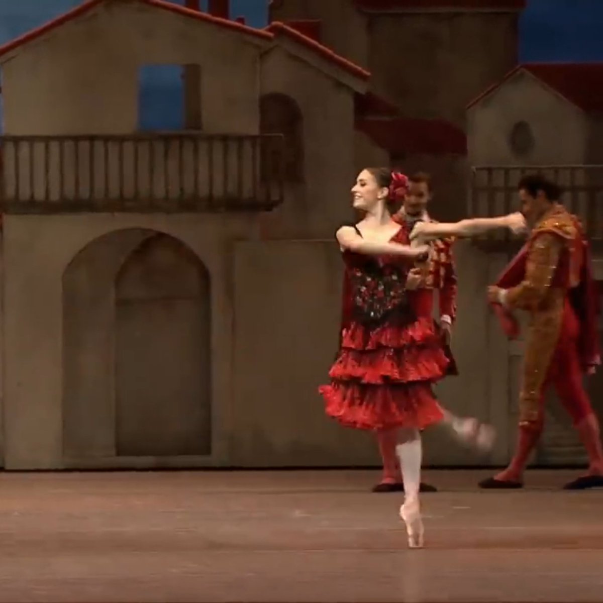 🩰 Happy #InternationalDanceDay from all of us at the Royal Opera House! Here are a few The Royal Ballet moments to mark the occasion…