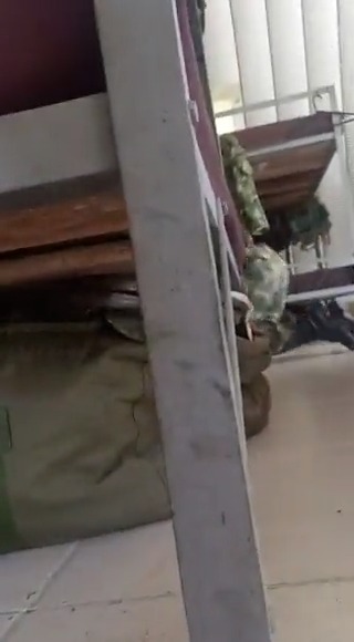 “Están atrincherados, están aquí, están tirándose -disparos- de allá para acá”, así fue el ataque de las disidencias a base militar de El Gualtal, en zona rural de Tumaco, Nariño.