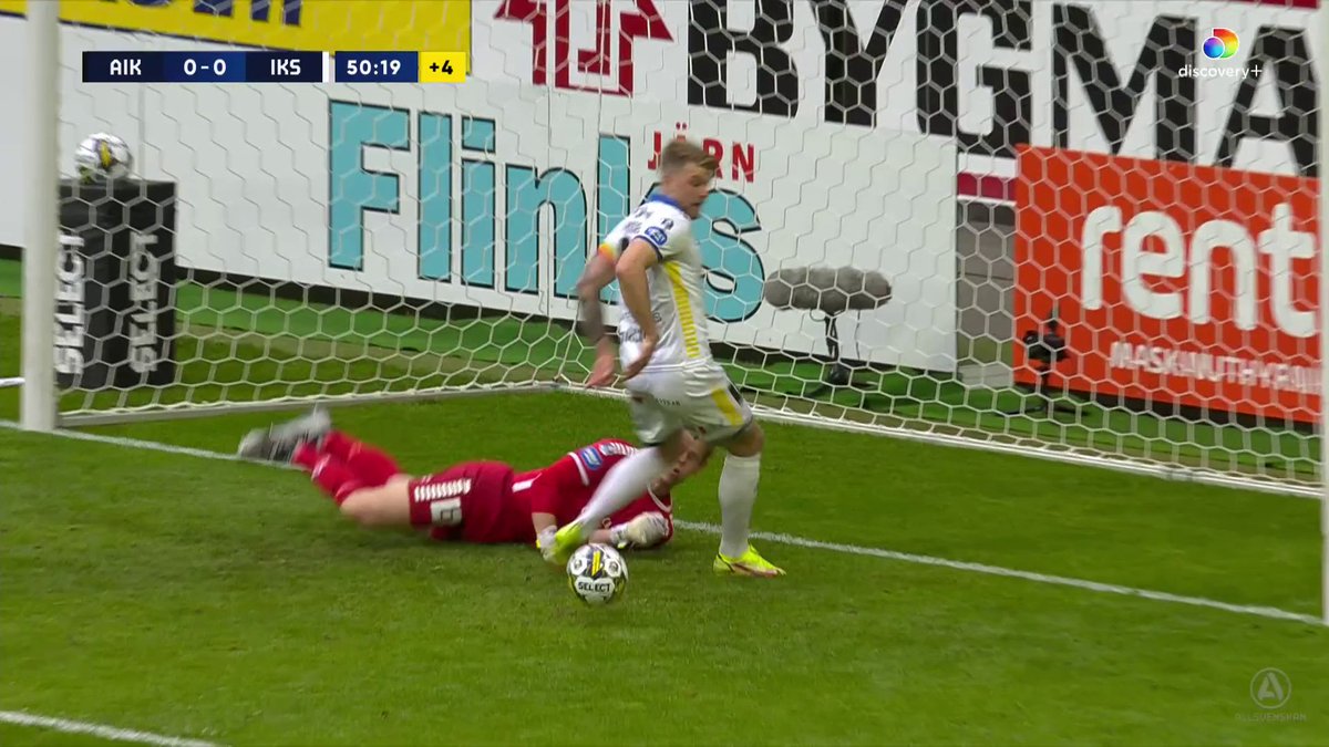 AIK-spelarna ropar pĂ„ straff i och med den hĂ€r situationen. đ