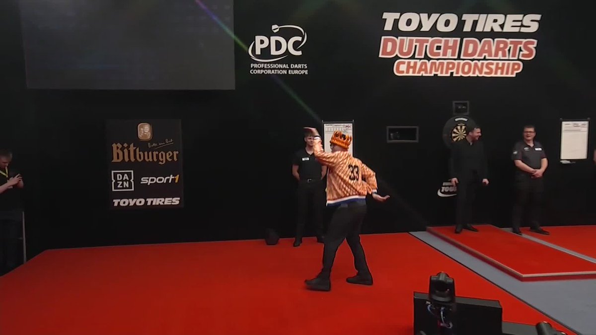Damon Heta does it again! 👑 The World Cup winner raises the roof with a typically energetic walk-on in Leeuwarden! 😂 📺 | #ET6