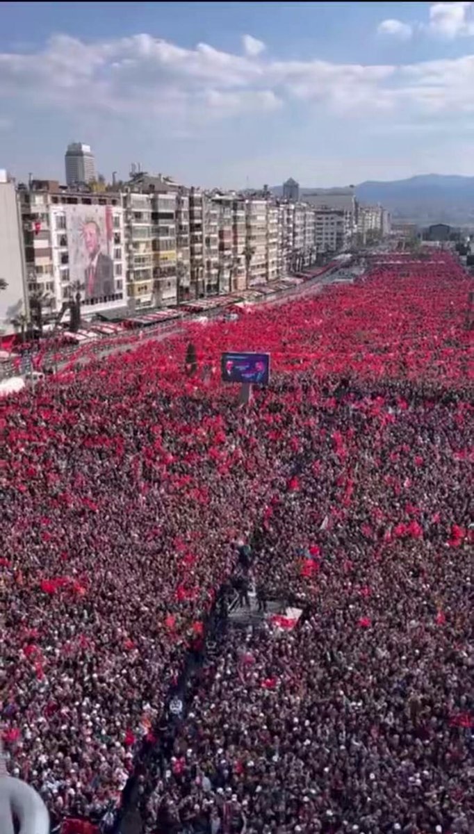 İzmir’de Sn. Erdoğan’ın hitap ettiği topluluk. Kurulduğu günün üzerinden yıllar geçmesine rağmen bu kalabalığı üstelik İzmir’de toplayabilmek büyük hareket.