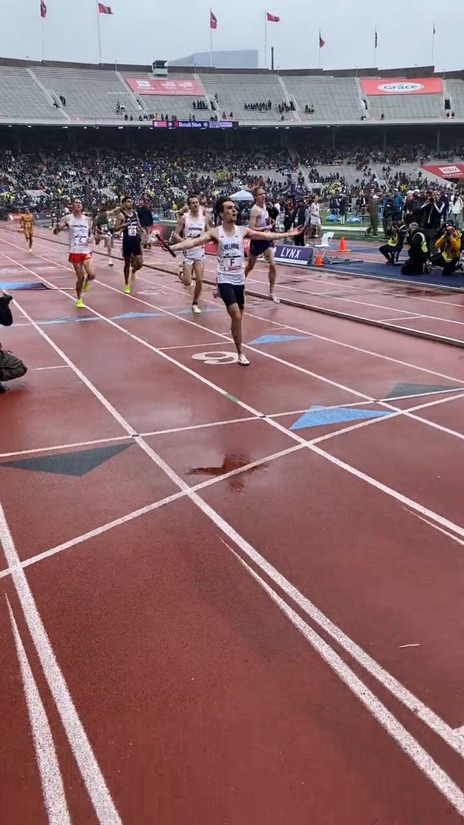 .Villanova Track & XC goes from sixth to first in the last 100m to take Penn Relays 4xMile crown!