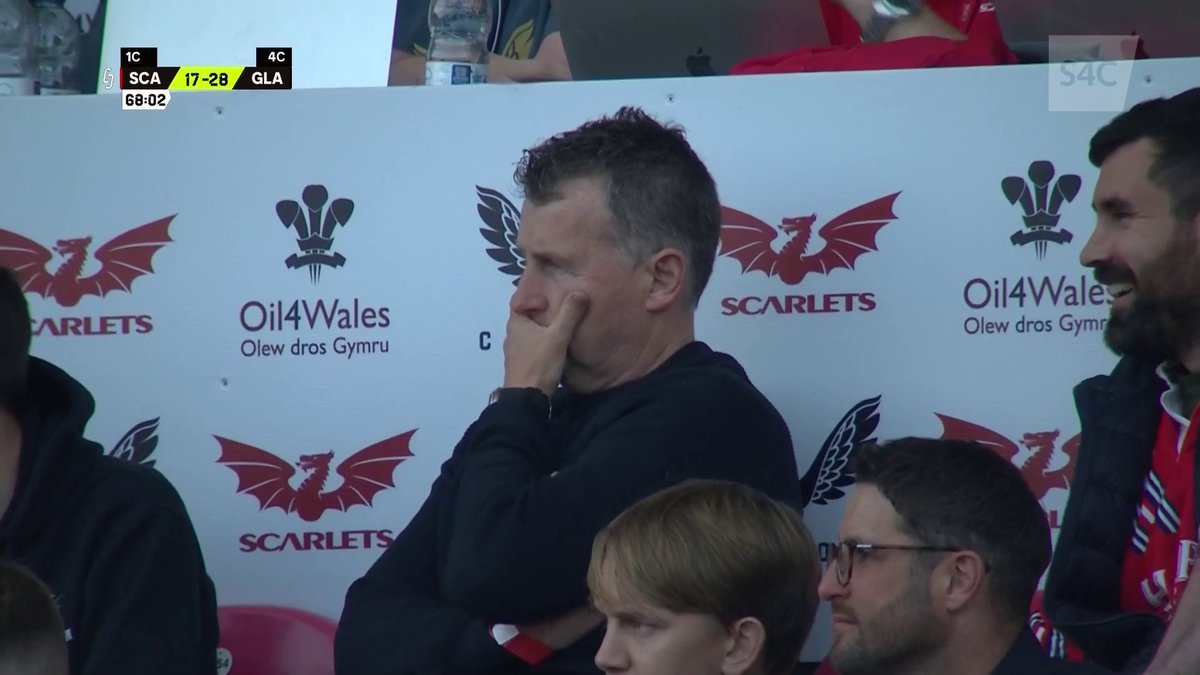 Raynal y dyfarnwr wedi corddi'r cefnogwyr gyda'r penderfyniad yma! A ddylai'r Scarlets fod wedi cael cais cosb? 17 🔴 v 🔵 28 📺 S4C 🏴󠁧󠁢󠁷󠁬󠁳󠁿 #ChallengeCupRugby | Scarlets Rugby