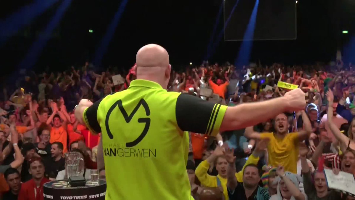 MIGHTY MIKE MARCHES ON! 🟢 Michael van Gerwen begins his bid for glory on home soil with a resounding 6-2 win against Gabriel Clemens, reeling off four straight legs to the delight of this partisan crowd! 🔜 Peter Wright v Krzysztof Ratajski 📺 | #ET6