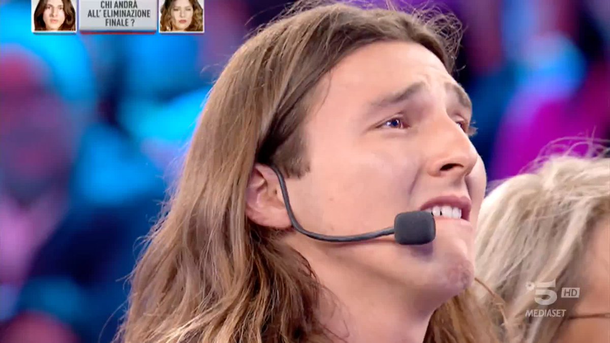 che vergogna però questa scena con queste preferenze così palesi, maddalena praticamente si abbracciava da sola #amici22