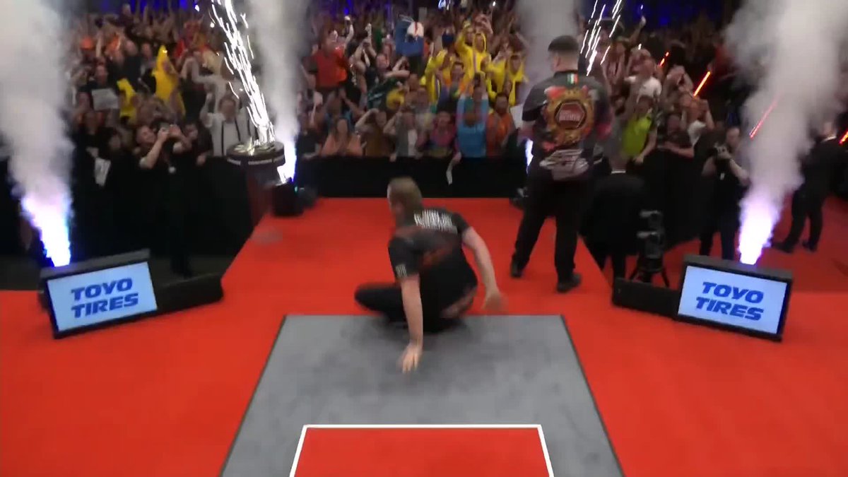 Just when you think you've seen it all! 😳 Dirk van Duijvenbode with a walk-on to remember in Leeuwarden! The Dutchman takes an almighty tumble, but he manages to style it out! 😂 📺 | #ET6