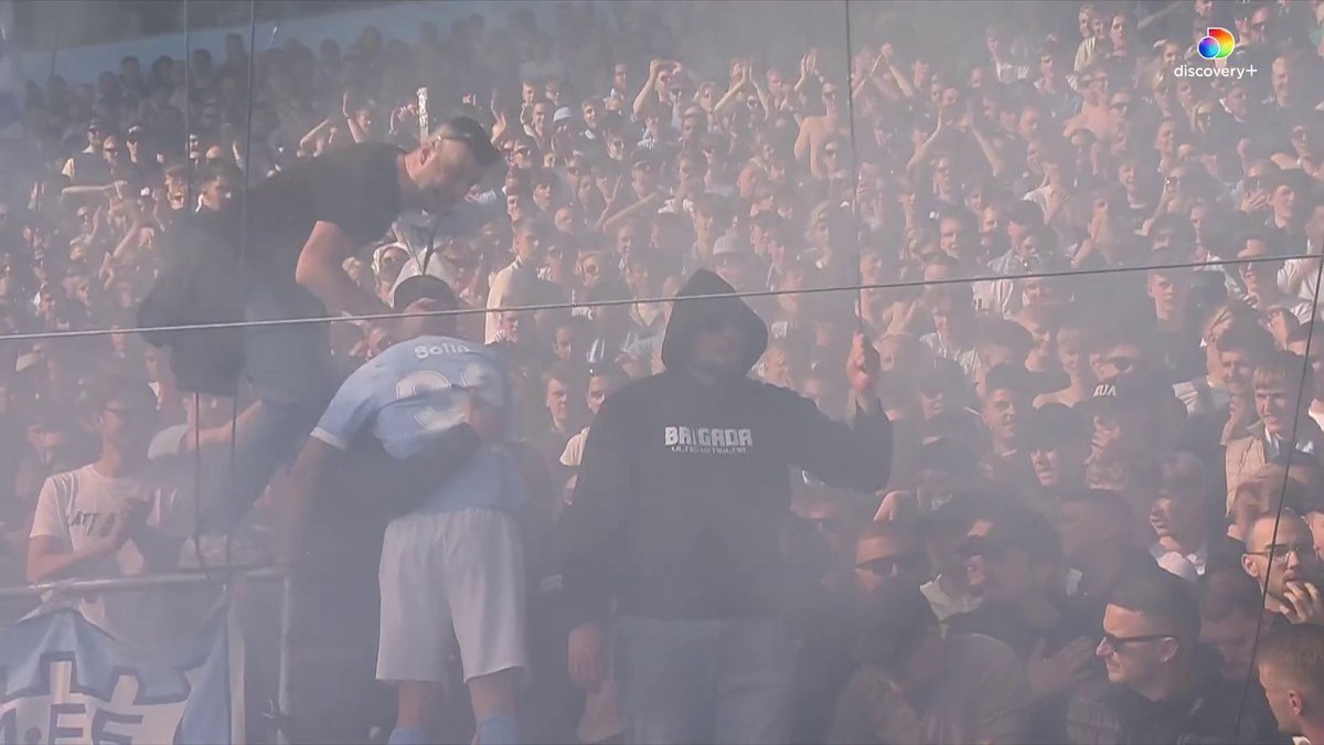 Malmö FF firar femte raka segern med supportrarna 🔵