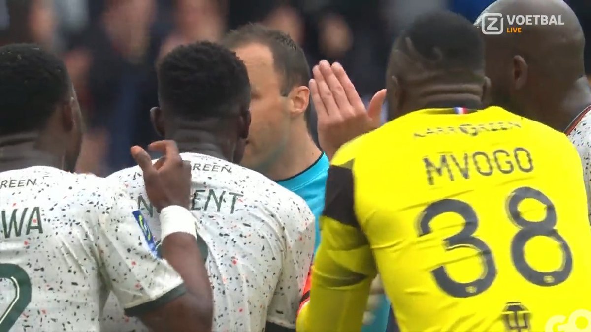 Penalty? Schwalbe? Nee doelpunt! 😵💫 Een ongelofelijk bizarre goal van Mbappé, niemand snapt wat er gebeurt behalve 𝗞𝘆𝗹𝗶𝗮𝗻 𝗠𝗯𝗮𝗽𝗽𝗲́ 🤯 Conclusie: Het is 1-1 ⚔️ #ZiggoSport #Ligue1 #PSGFCL