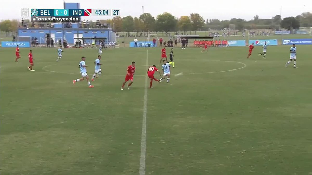 ¡DESDE AHÍ LE PEGÓ LOBO! El juvenil de Independiente pateó desde mitad de cancha y marcó este verdadero golazo para darle el triunfo al Rojo ante Belgrano en el #TorneoProyección por 1-0. 📹: Liga Profesional de Fútbol