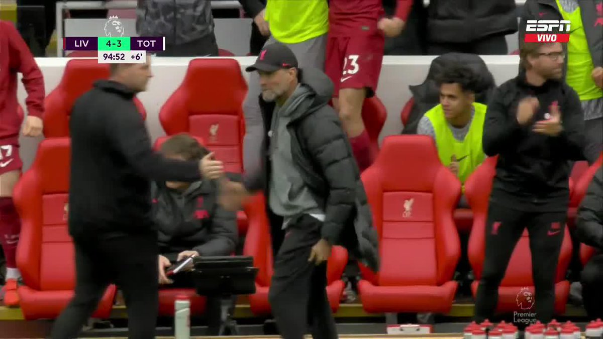 Jürgen Klopp le gritó el 4-3 del Liverpool en LA CARA al cuarto árbitro y se ¡DESGARRÓ! Jajaja, momentazo total. 😳🏴