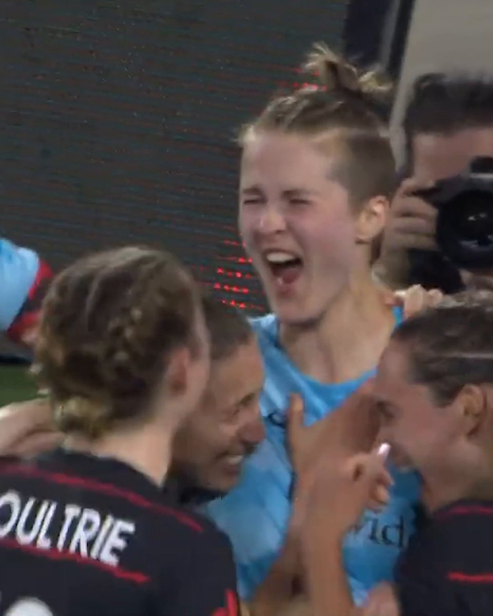 Backheel goal from the keeper at the last second to win the game 😱 #ThatsaW | @bellageist | National Women’s Soccer League