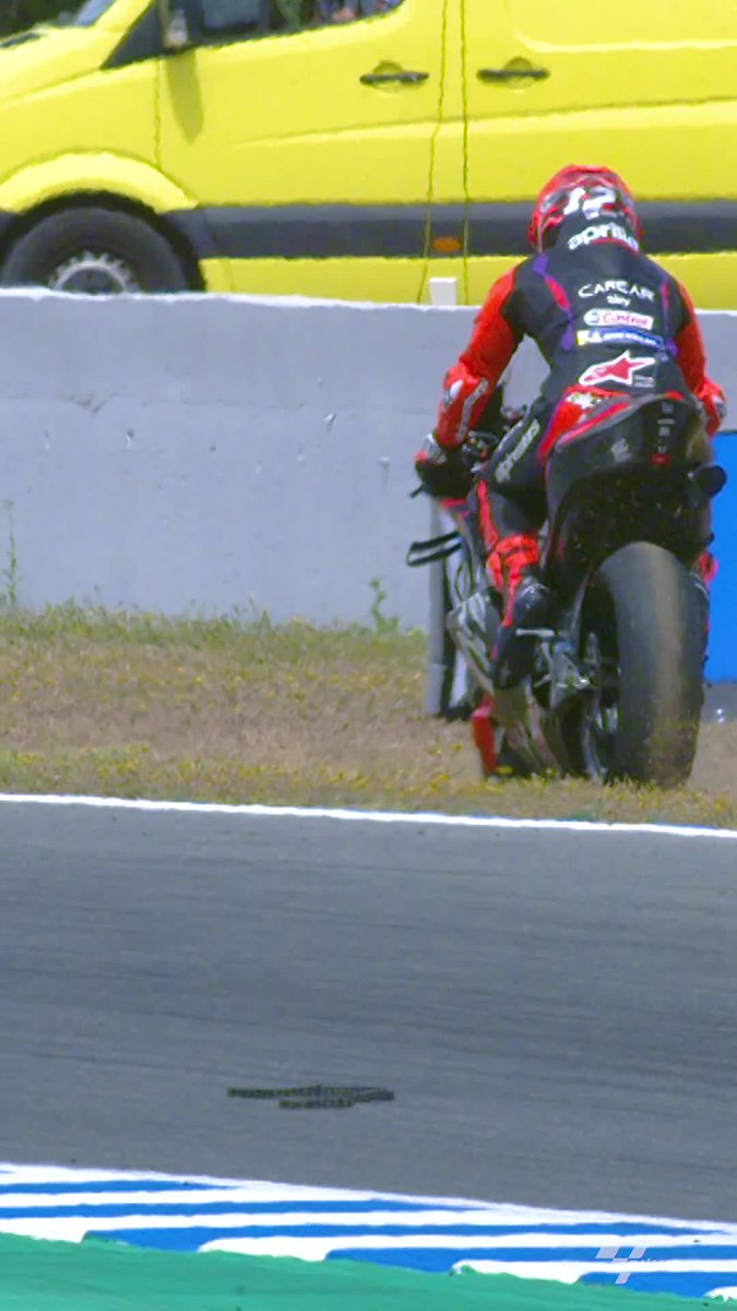 Definitely not the way Viñales expected to finish the #SpanishGP 🇪🇸 The Aprilia man lost his chain in the very last lap so he had to retire! 💔 #MotoGP