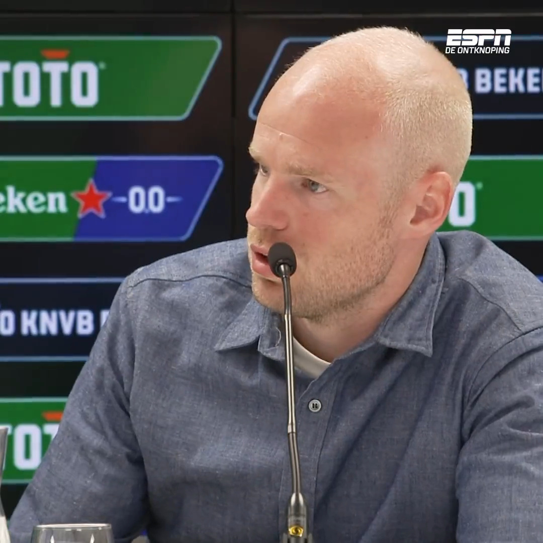 😤 Davy Klaassen gaat in discussie op de persconferentie. "Ik laat je zo wel die wond even zien"
