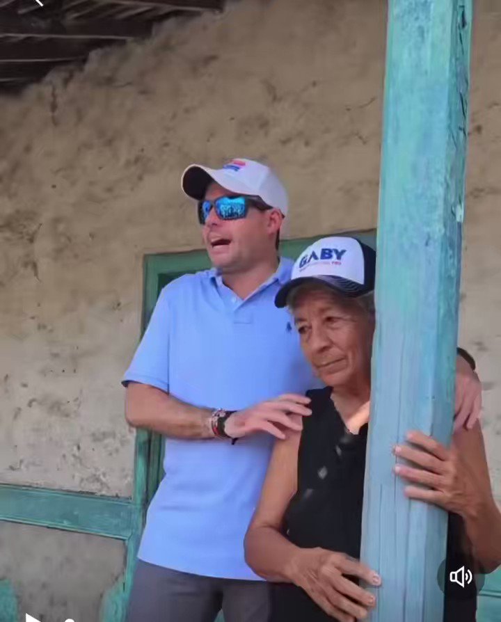 🙈🙈🙈🙈🙈mirenle la cara a la señora.. Parece que no está muy convencida. Señor Carrizo, esta señora lo que necesita es una vivienda digna con los servicios básicos y no que los políticos que viven en grandes casas o apartamentos vayan a restregarle que vive en casa de quincha.