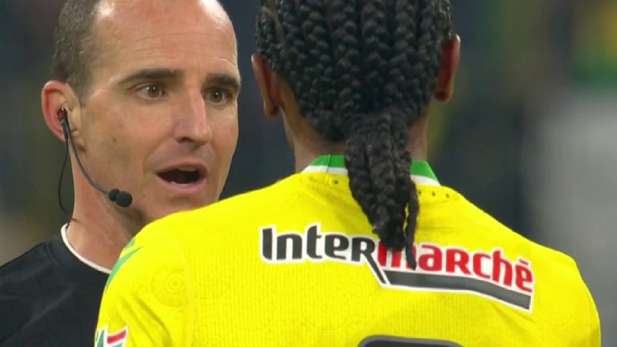 Benoît Millot était équipé d'un micro lors de la finale de la Coupe de France. Un nouveau reportage qui permet de mieux comprendre le travail des arbitres et leurs échanges sur la pelouse. 🎥 francetvsport