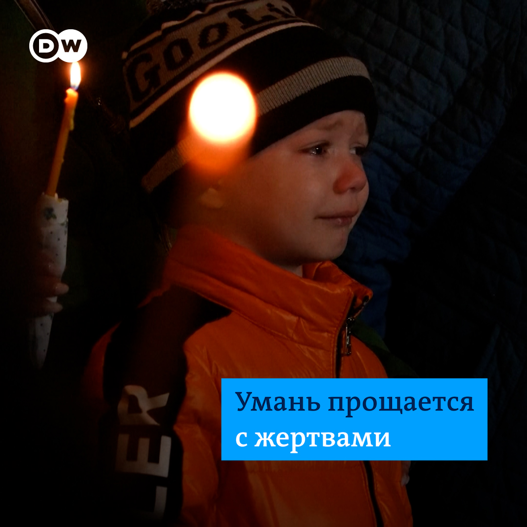 Шестилетний Миша из Умани плачет возле гробов своего брата и сестры - они погибли 28 апреля от российского ракетного удара по жилому дому. В городе простились с жертвами трагедии, которая унесла жизни 23 человек, в том числе шестерых детей