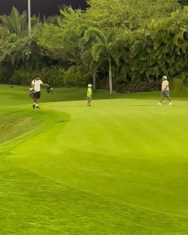 Four hours after the win ... @TonyFinauGolf caddied for his kids at a local par-3 course 🥹
